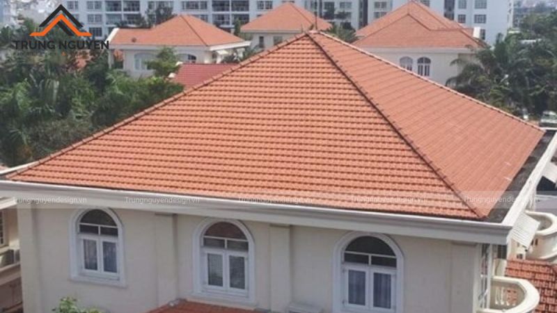 Độ dốc từ 30°–45° là tiêu chuẩn an toàn cho mái lợp ngói đất nung