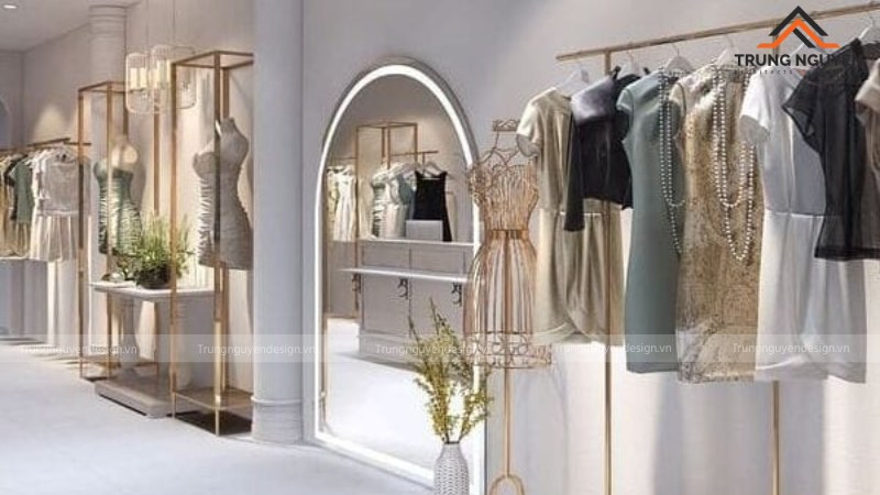 Shop thời trang nhỏ sử dụng gương lớn và hệ thống đèn rọi ray hiệu quả