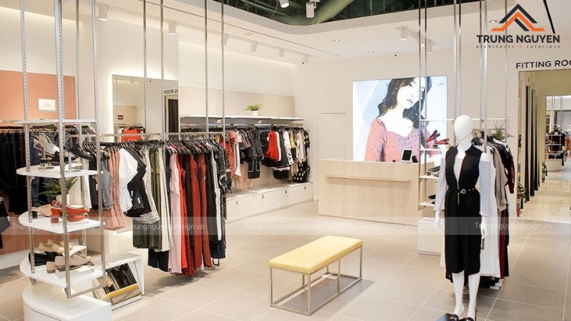 Khu vực trưng bày sản phẩm chủ đạo của một shop thời trang, được sắp xếp gọn gàng và đẹp mắt