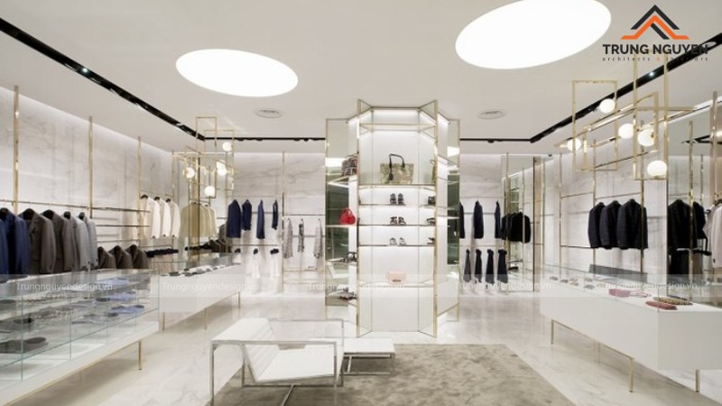 Nội thất shop thời trang phong cách hiện đại, sử dụng sào treo kim loại và đèn trang trí độc đáo