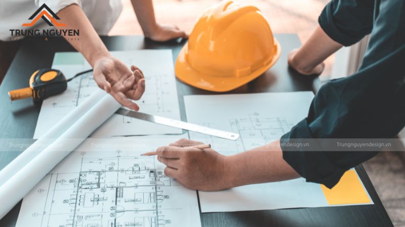 Đội ngũ kỹ sư và kiến trúc sư đang trao đổi bản vẽ thi công công trình