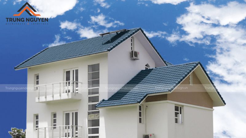 Biệt thự mái ngói dốc nổi bật với độ dốc tiêu chuẩn, giúp thoát nước hiệu quả