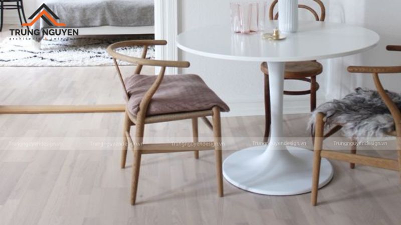 Ghế Wishbone thanh lịch trong không gian đọc sách phong cách