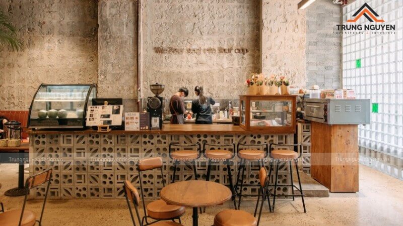 Bề mặt tường hiệu ứng bê tông và quầy bar bằng gỗ thô