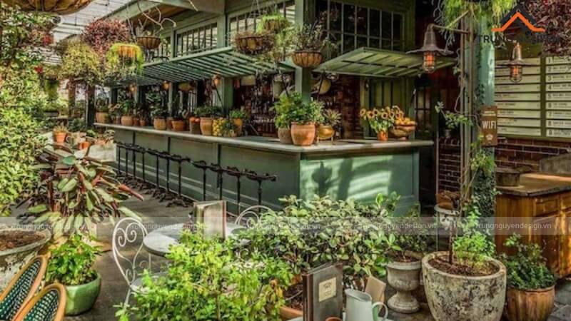 Quán cafe container đặt giữa khu vườn xanh mát, có không gian ngồi ngoài trời