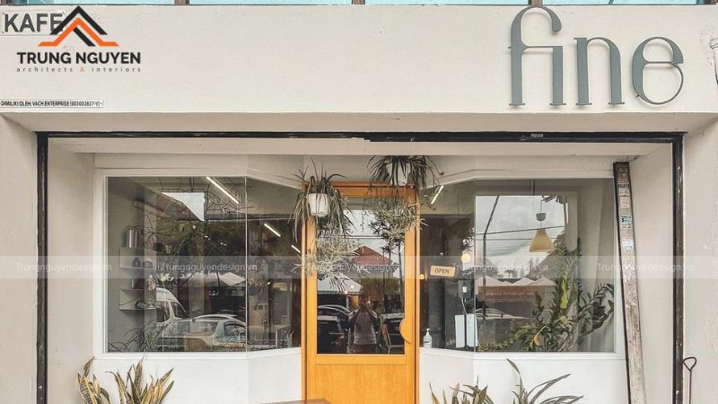 Mặt tiền quán cafe nhỏ nổi bật với biển hiệu sáng tạo