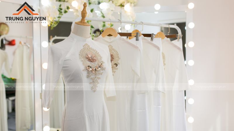 Thiết kế cửa hàng áo dài nhỏ gọn với gương lớn và gam màu sáng