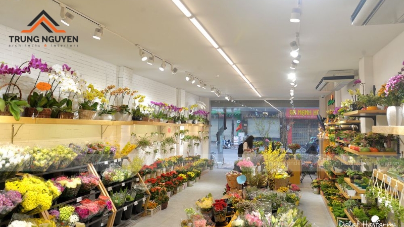 Bố trí mặt bằng của một shop hoa  bố trí, thể hiện rõ lối đi và các khu vực chức năng