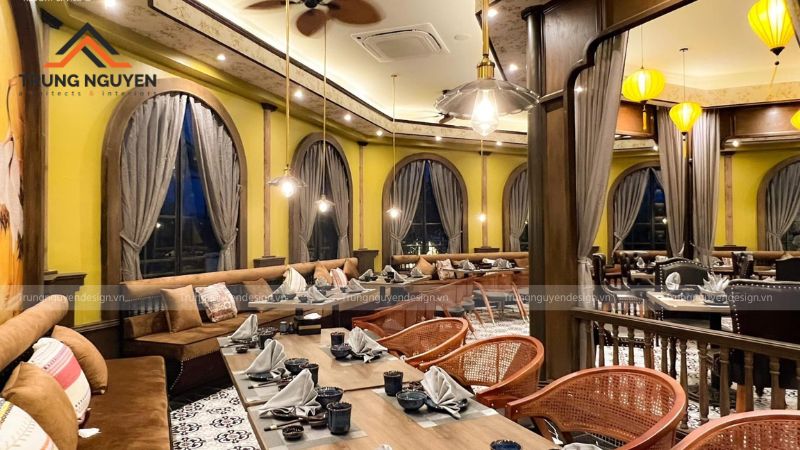 Không gian nhà hàng buffet mang đậm dấu ấn văn hóa Đông Dương với kiến trúc Indochine hoài cổ