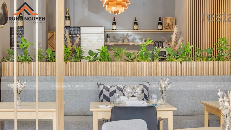 Vật liệu gỗ tự nhiên tạo vẻ ấm áp, thân thiện cho không gian nhà hàng chay