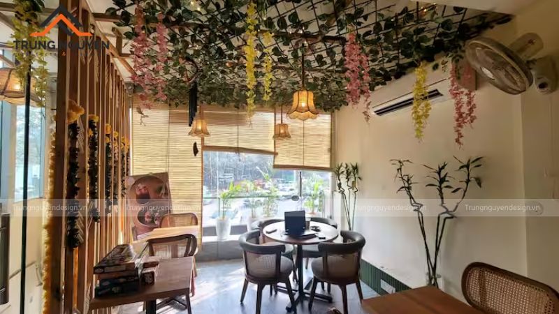Không gian nhà hàng Zen tối giản với bàn ghế gỗ thấp, tạo cảm giác gần gũi, thư thái