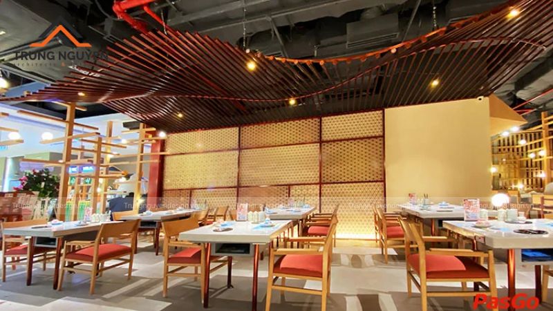 Nội thất gỗ tự nhiên kết hợp bàn ghế ngồi bệt mang lại trải nghiệm ẩm thực phong cách Nhật Bản