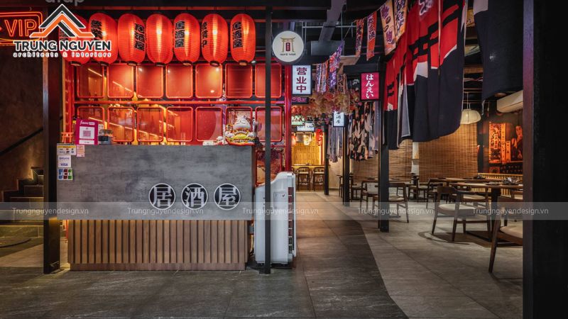Quầy bar mở sôi động cùng ánh đèn lồng vàng đặc trưng phong cách Izakaya