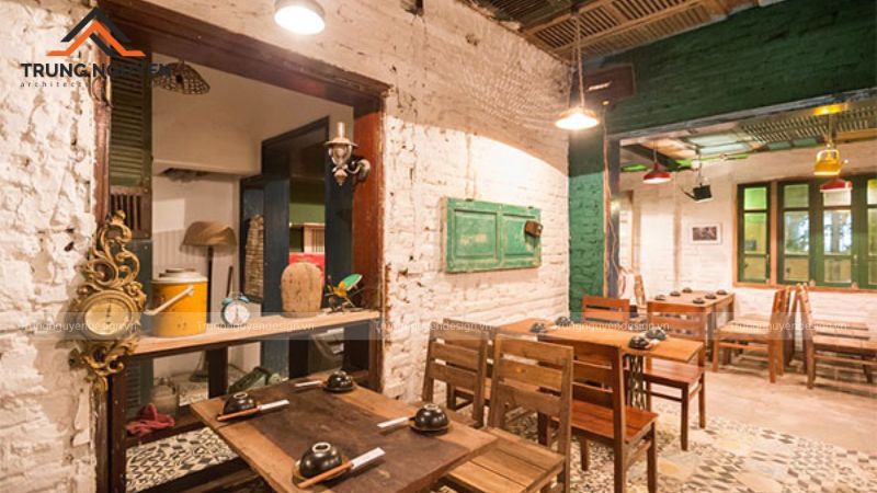 Quán cafe phong cách Vintage với nội thất gỗ và trang trí xưa cũ