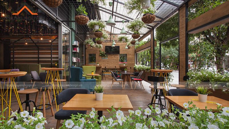 Quán cafe kết hợp sân vườn với nhiều cây xanh và ánh sáng tự nhiên