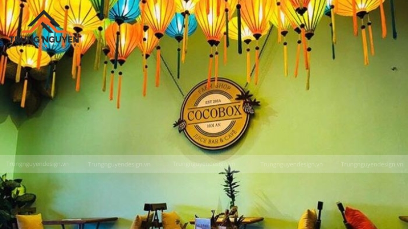 Đèn lồng lụa là vật trang trí không thể thiếu, tạo nên vẻ đẹp huyền ảo