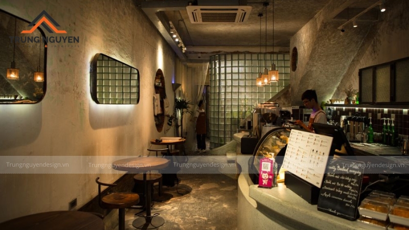 Góc trang trí tinh tế trong quán cafe mộc với kệ gỗ, chậu cây sen đá