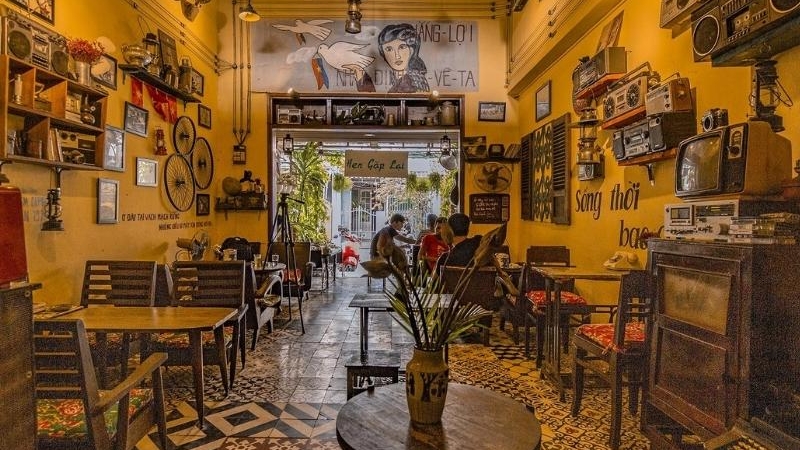Phong cách quán cafe vintage sàn gạch bông kết hợp với bàn ghế gỗ