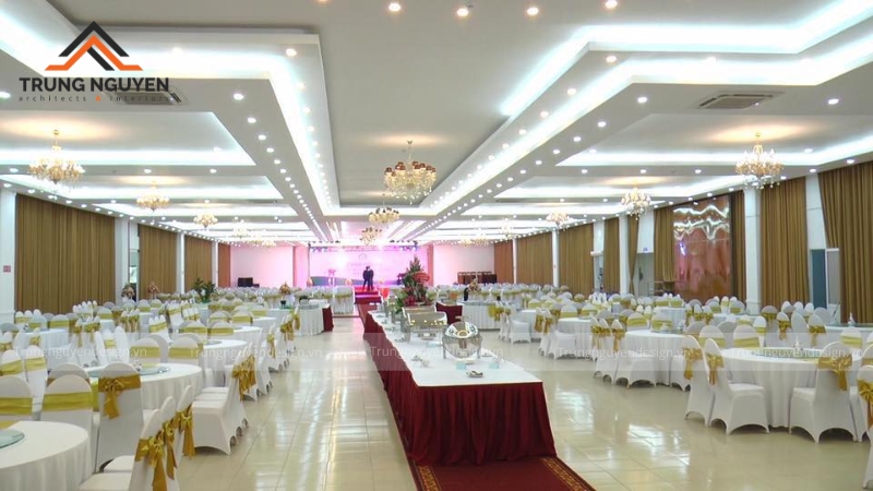 Không gian sảnh tiệc với hệ thống đèn chiếu sáng nghệ thuật ấn tượng