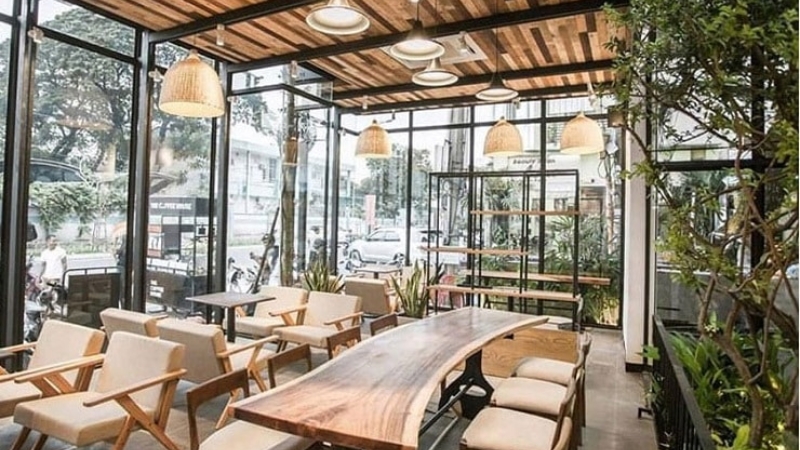 Không gian quán cafe lung linh vào buổi tối nhờ hệ thống ánh sáng được thiết kế nghệ thuật